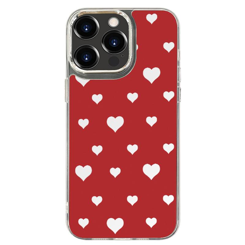 Eine rote Smartphone-Schutzhülle mit einem Muster aus weißen Herzformen, entworfen für ein Telefon mit einer dreifachen Kamerakonfiguration.