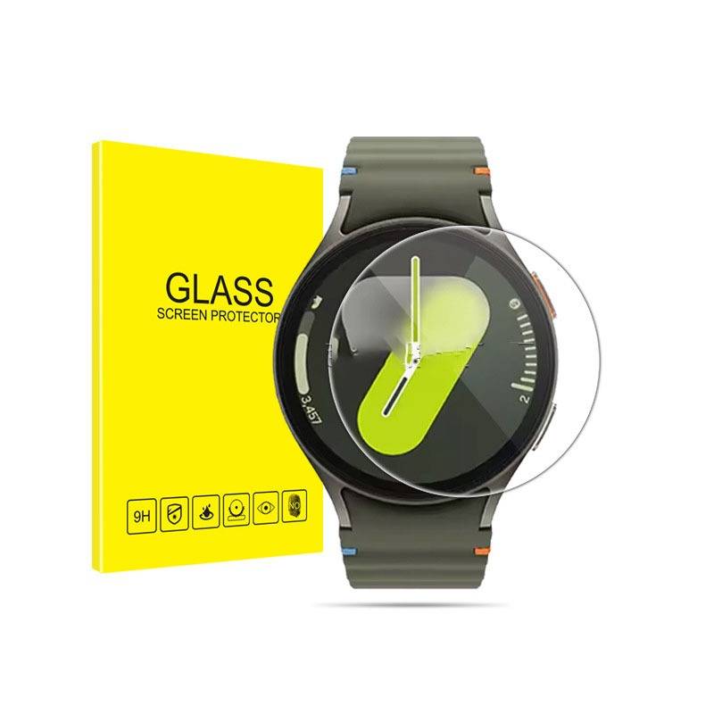 Eine Smartwatch mit rundem Zifferblatt, das die Zeit anzeigt, zusammen mit einer gelben Schachtel mit der Aufschrift „Glasbildschirmschutz" für die Uhr.