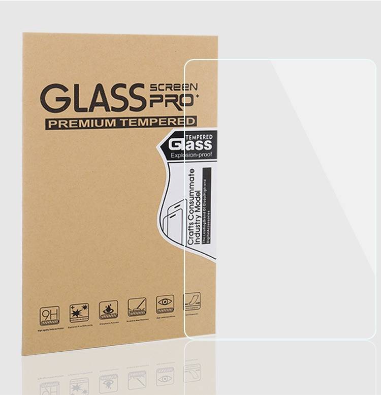 Glass Screen Pro Premium Tempered' Displayschutzfolien-Verpackung neben einer transparenten, schützenden Glasplatte für Mobilgeräte.