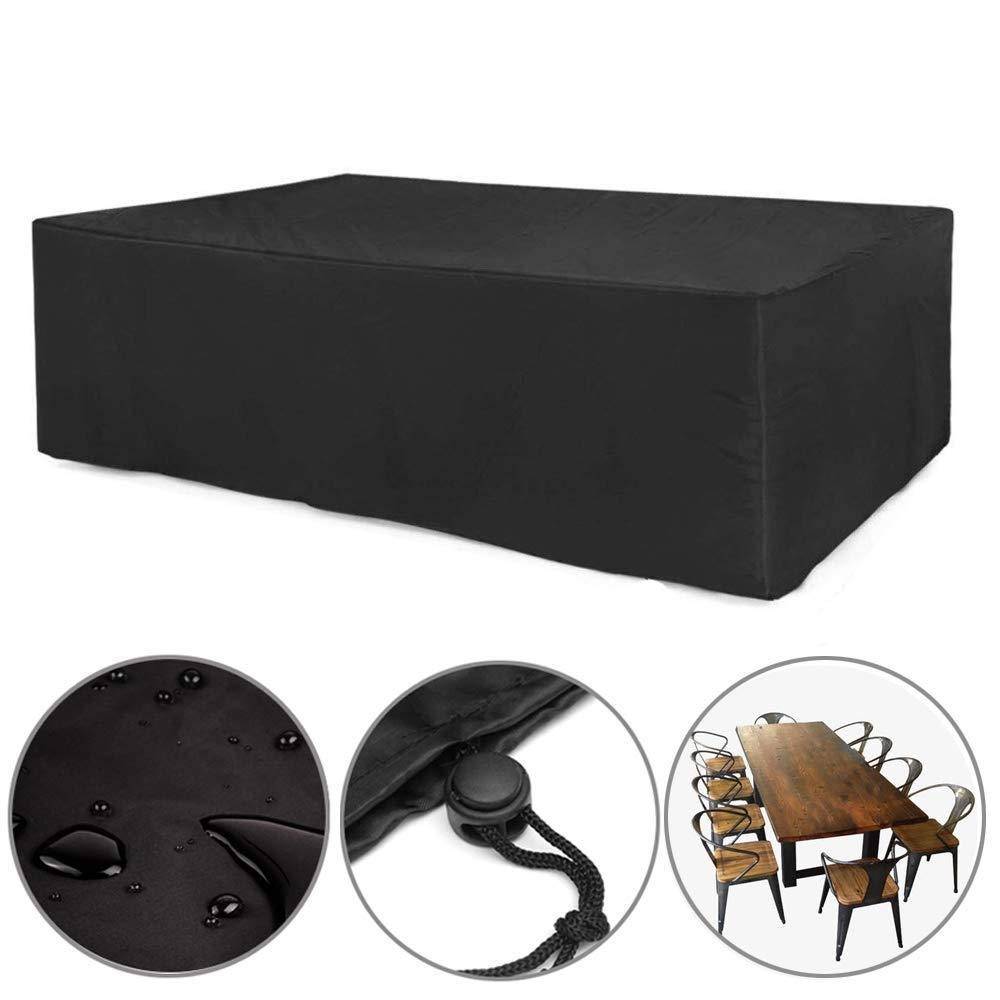 Schwarze rechteckige Outdoor-Möbelabdeckung mit wasserabweisender Oberfläche, verstellbarer Kordelzug und passend für einen Esstisch mit sechs Stühlen.