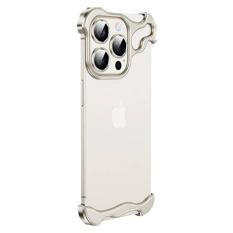 Ein Smartphone mit einem silbernen, metallischen Flammen-Design-Gehäuse mit drei Kameraobjektiven. Das Apple-Logo ist auf der Rückseite sichtbar.