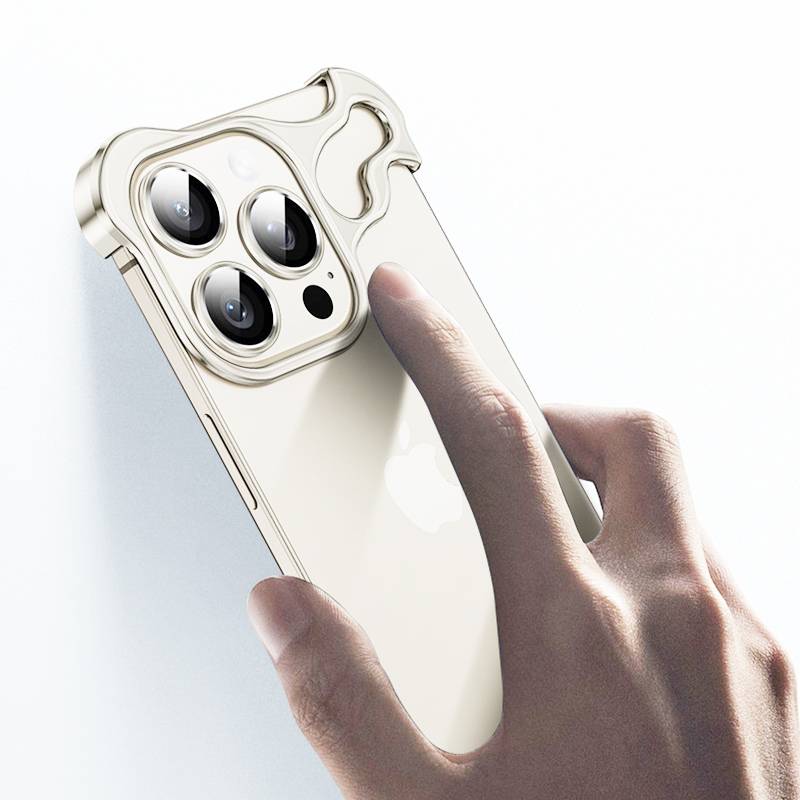 Eine Hand, die ein weißes Smartphone mit einer dreifachen Kameraanordnung in der oberen linken Ecke hält, wobei das Kameradesign des Geräts hervorgehoben wird.