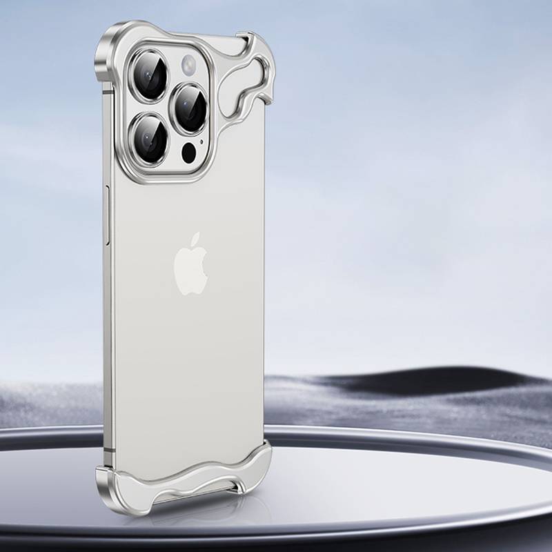 Ein elegantes silberfarbenes Smartphone mit drei Rückkameras, das auf einer reflektierenden Oberfläche angezeigt wird und ein wellenförmiges Kantendesign mit minimalistischem Stil aufweist.