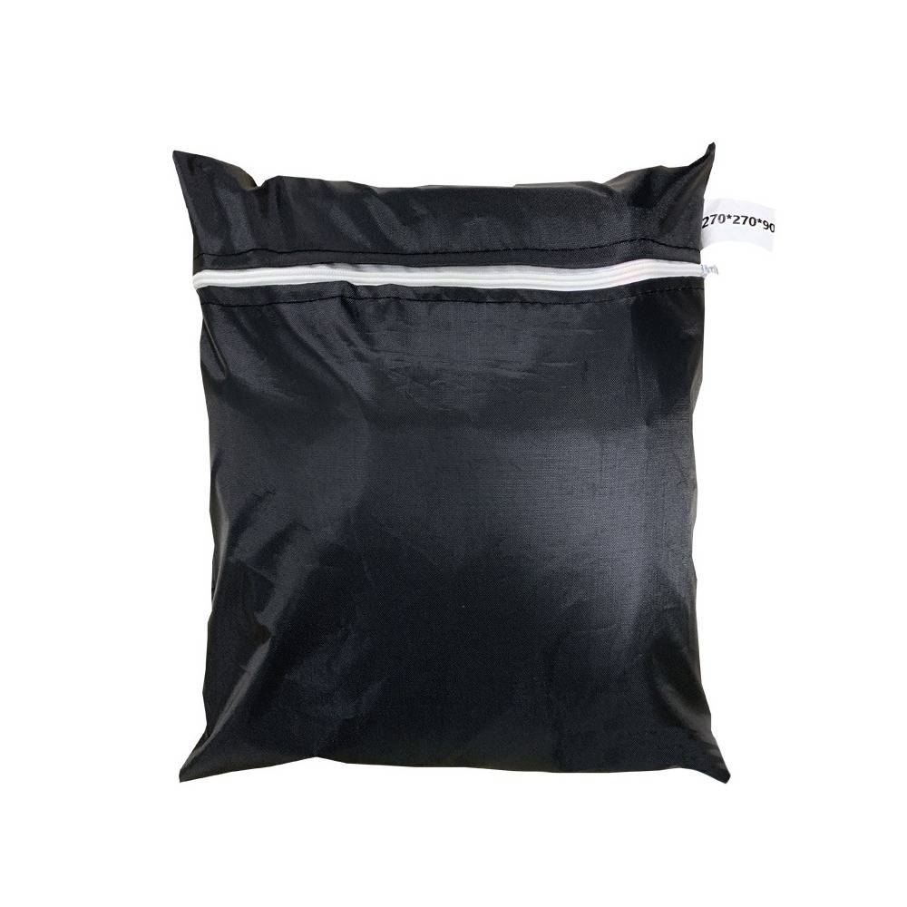 Eine schwarze, mit Reißverschluss versehene Nylon-Tasche mit einem weißen Etikett oben angebracht.