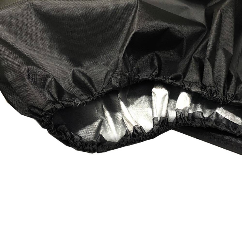 Nahaufnahme eines schwarzen, wasserdichten Materials mit elastischen Kanten, die sein glänzendes, reflektierendes Innenfutter zeigt.