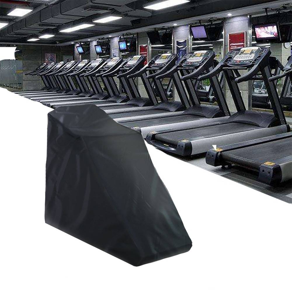 Reihe von Laufbändern in einem Fitnessstudio mit einem Laufband, das mit einem schwarzen Tuch bedeckt ist, was darauf hindeutet, dass es außer Betrieb ist.