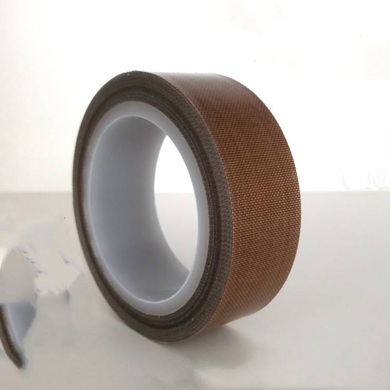 Eine Rolle braunes Klebeband mit weißem Kern, aufrecht auf neutralem Hintergrund stehend.