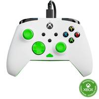 Ein weißer Xbox-Controller mit grünen Akzenten und mehrfarbigen Tasten, entworfen für Xbox, mit einem grünen Kompatibilitätslogo in der Ecke.