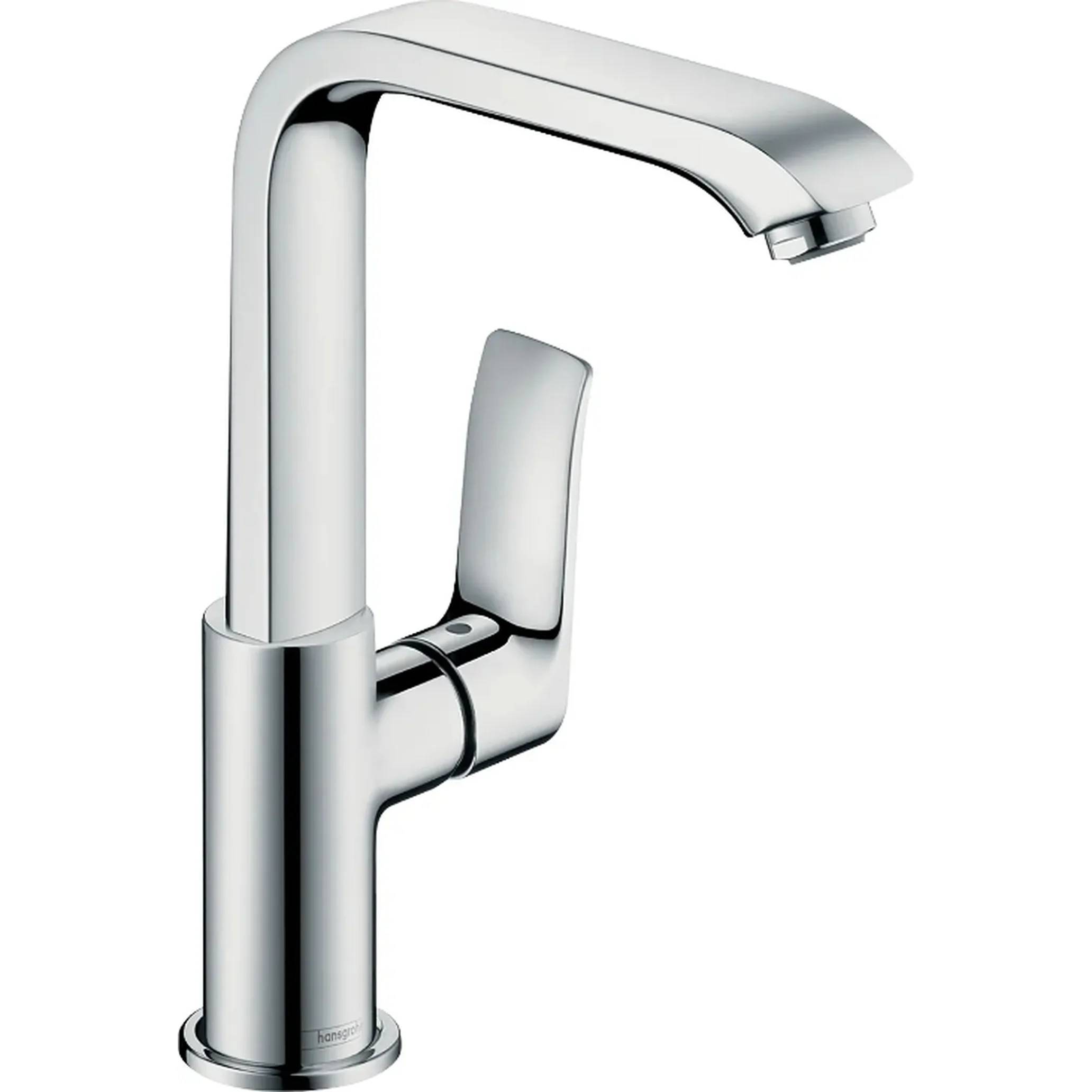 Einhebel-Wasserhahn aus Chrom mit hohem Auslauf im Badezimmer auf weißem Hintergrund