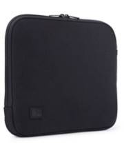 Eine schwarze Laptop-Schutzhülle mit Reißverschluss-Öffnung, entwickelt zum Schutz eines Laptops oder Tablets, mit einem kleinen rechteckigen Logo auf der Vorderseite.