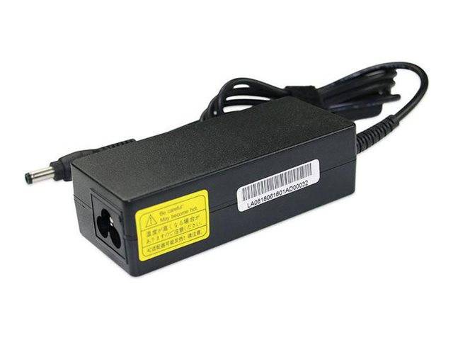 Schwarzer Laptop-Stromadapter mit angeschlossenem Kabel und Stecker auf weißem Hintergrund.