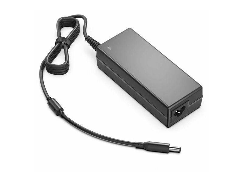 Schwarzer Laptop-Stromadapter mit angeschlossenem Kabel und Barrel-Stecker auf weißem Hintergrund