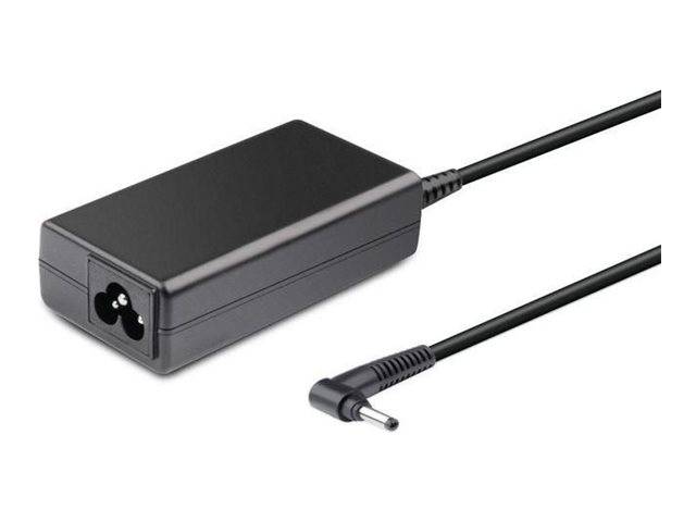 Schwarzer Wechselstromadapter mit angeschlossenem Kabel und abgewinkeltem Barrel-Stecker auf weißem Hintergrund.