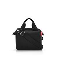 Schwarze Reisetasche mit Doppelgriffen, vorderer Reißverschlusstasche und verstellbarem Schultergurt auf weißem Hintergrund.