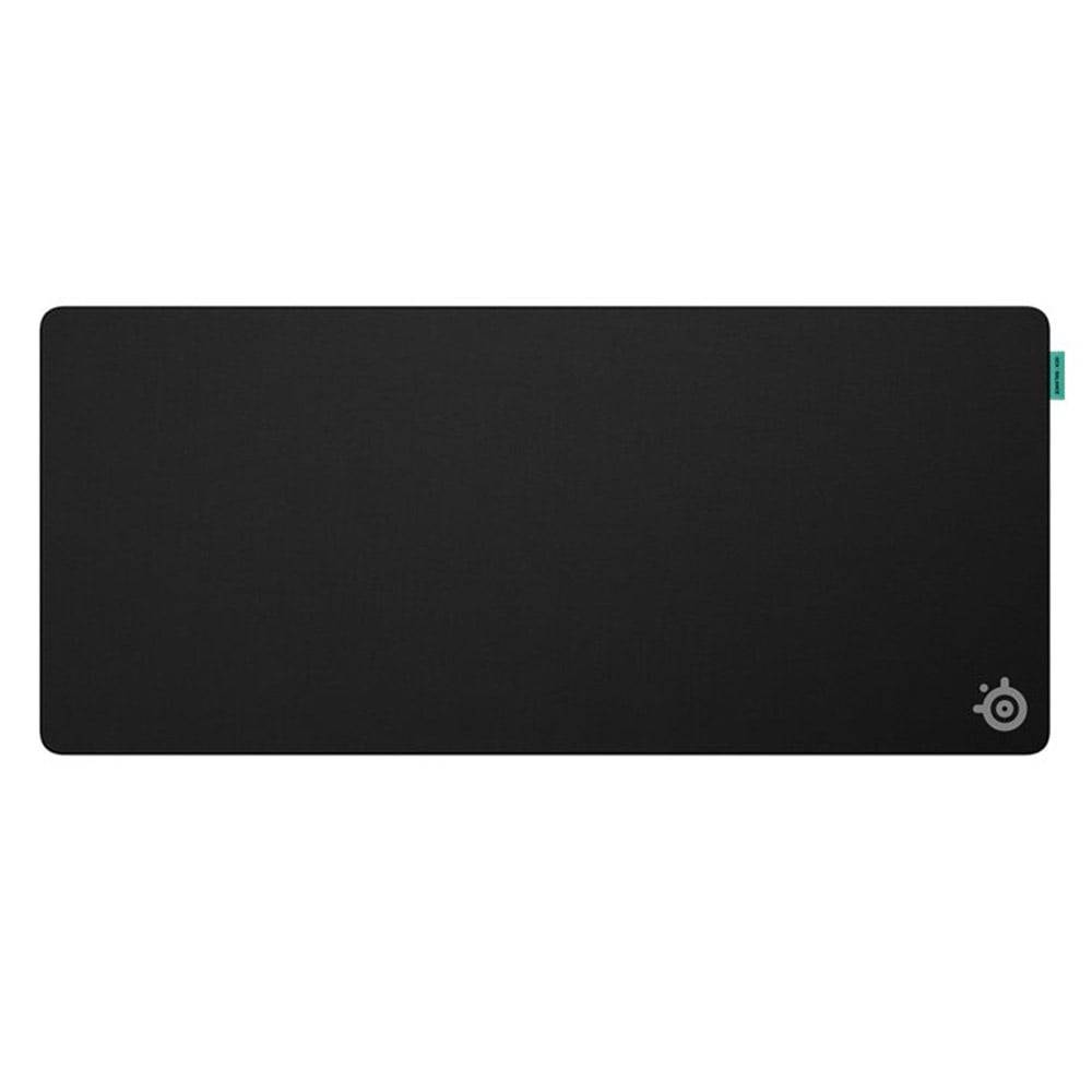 Schwarzes rechteckiges Mousepad mit abgerundeten Ecken und einem kleinen Logo in der unteren rechten Ecke, dargestellt auf weißem Hintergrund.