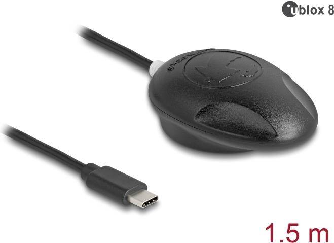 Eine schwarze Computermaus mit kabelgebundener USB-C-Verbindung wird gezeigt. Die Oberfläche hat ein subtiles Design mit Vertiefungen für die Fingerplatzierung.