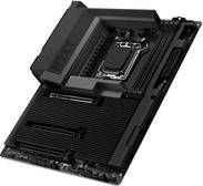 Eine schwarze Computerplatine mit verschiedenen Sockeln und Steckplätzen, die zum Installieren einer CPU, eines RAM und anderer Komponenten ausgelegt sind.