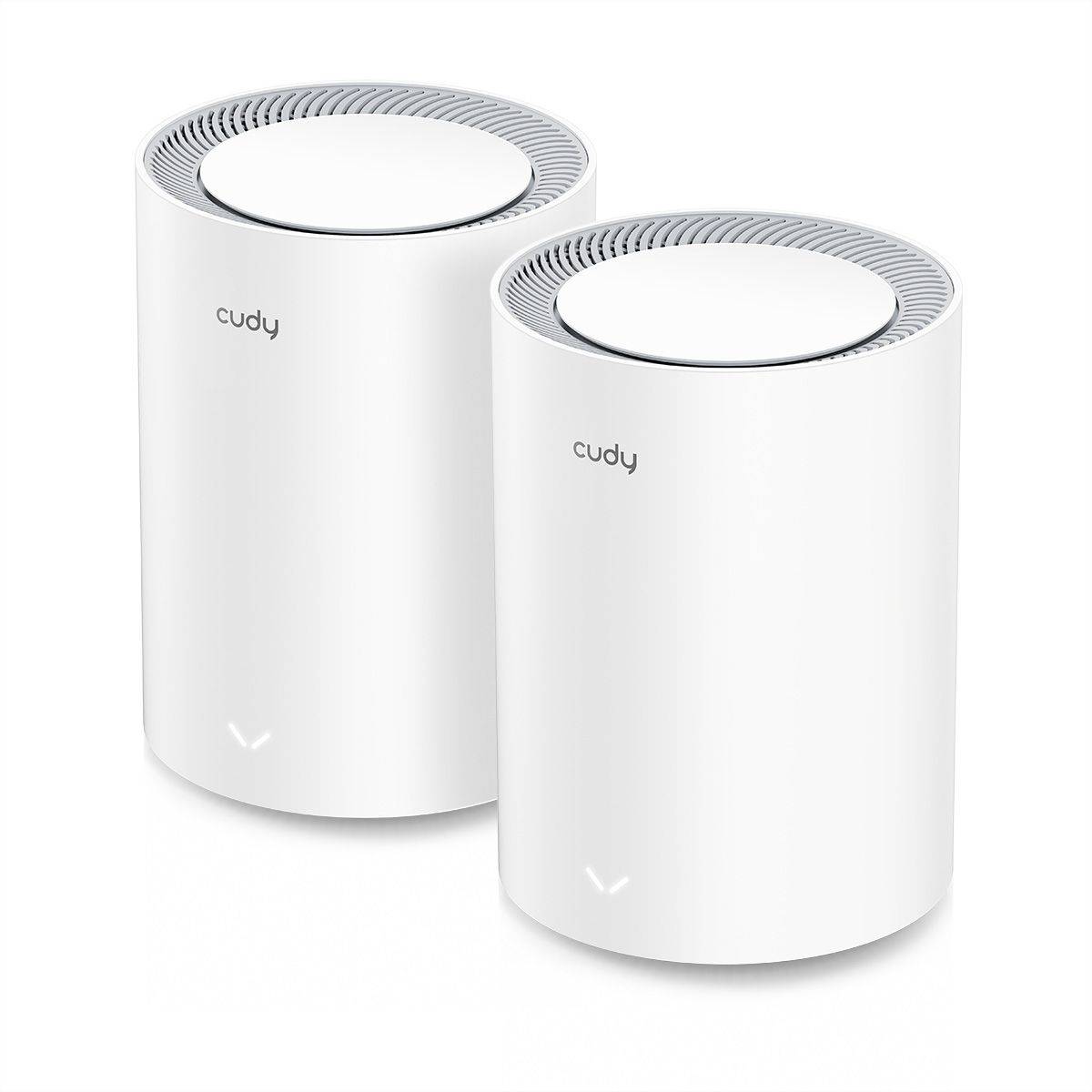 Zwei weiße zylindrische Cudy-Wi-Fi-Mesh-Router nebeneinander auf weißem Hintergrund.
