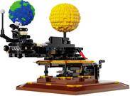 Modell eines mechanischen Systems mit einer gelben Kugel, die die Sonne ähnelt, und einer blaugrünen Kugel, die die Erde ähnelt, montiert auf Zahnrädern.