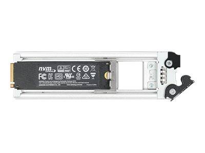 M.2 NVMe SSD in einem weißen Metall-Adapter/Halterung mit einem schwarzen Verschluss auf der rechten Seite montiert.