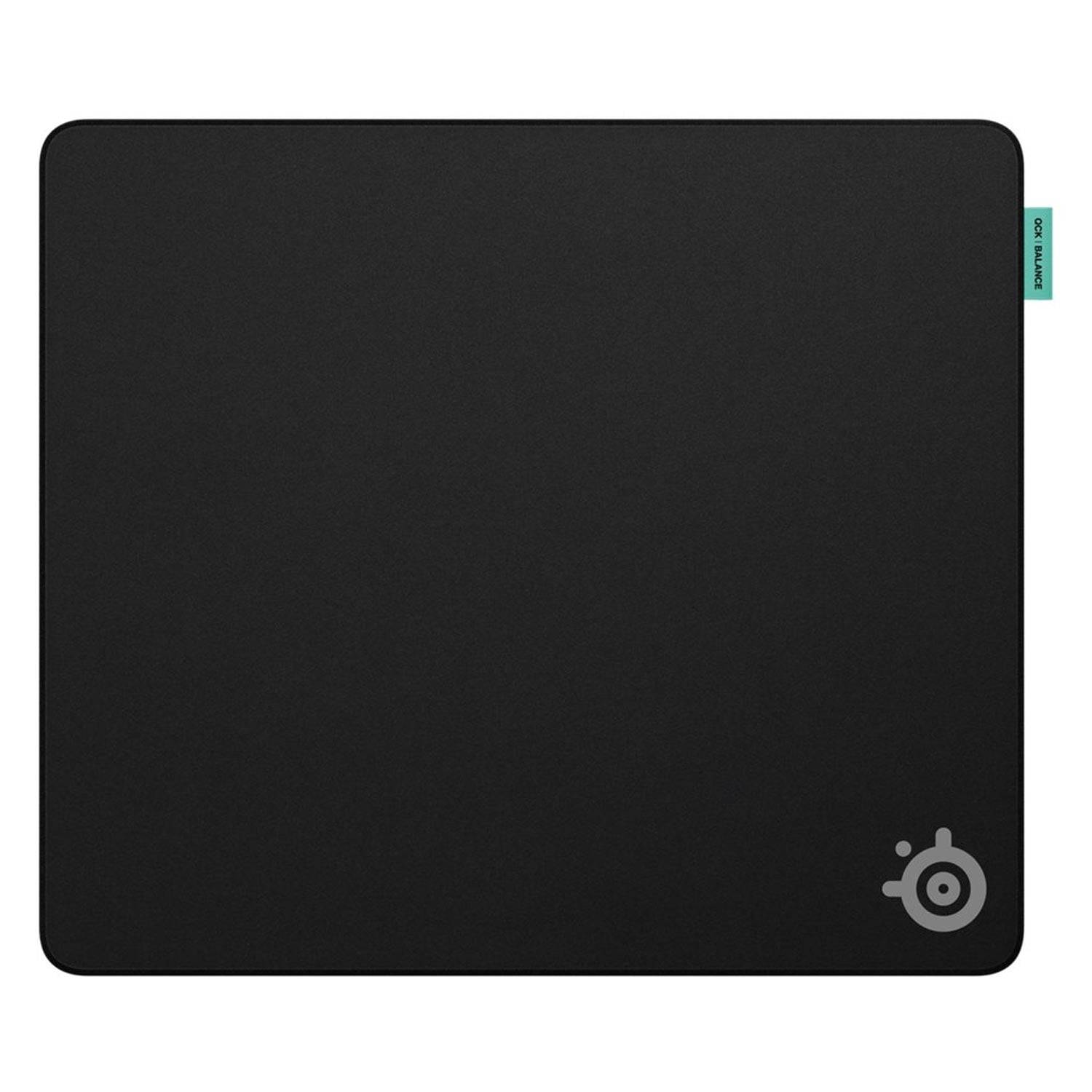 Schwarzes rechteckiges Mousepad mit abgerundeten Ecken und einem kleinen SteelSeries-Logo in der unteren rechten Ecke.