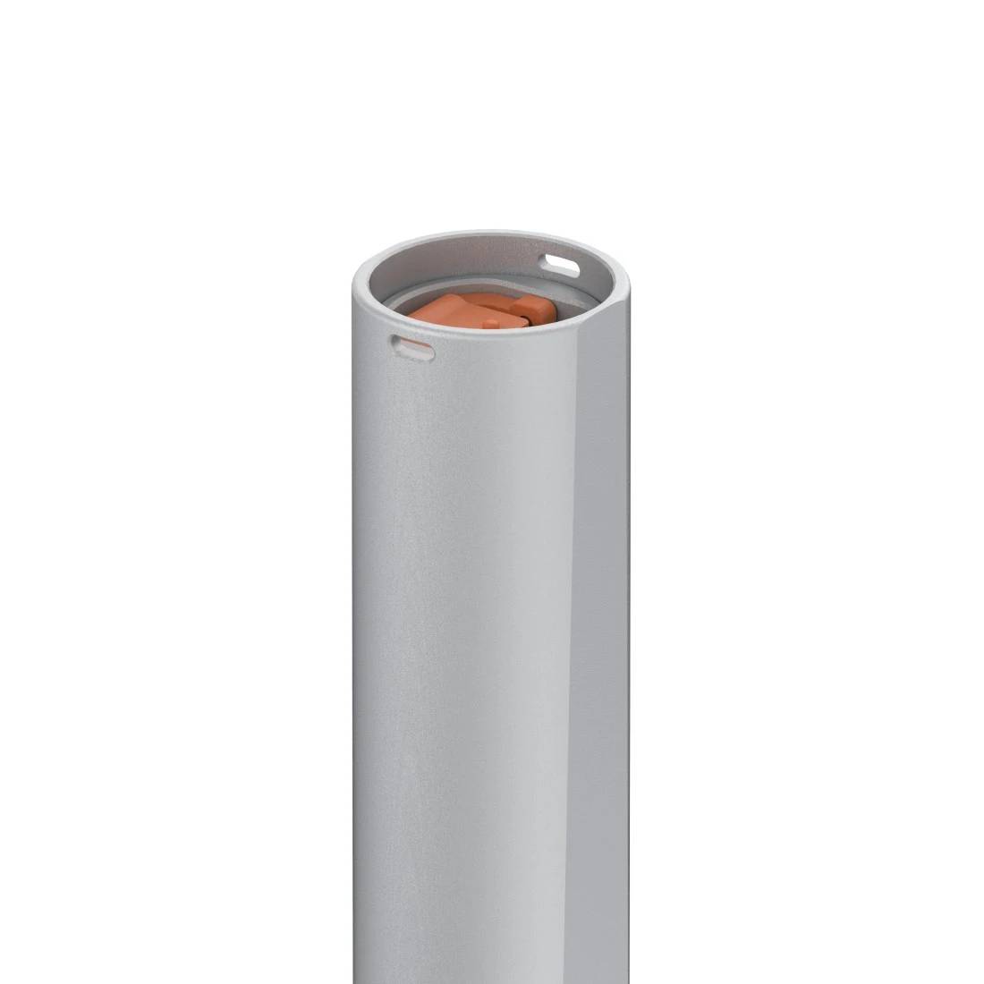 Grauer zylindrischer Behälter mit offenem Deckel, der orangefarbene Inhalte zeigt, isoliert auf weißem Hintergrund.