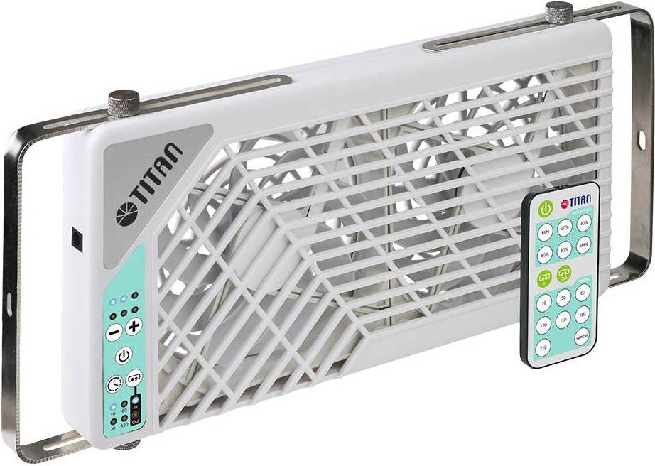 Ein weißer Kühlventilator mit einer Fernbedienung, die Tasten für Ein-/Ausschalter, Geschwindigkeit und Modus aufweist. Der Ventilator verfügt über ein Gitterdesign.
