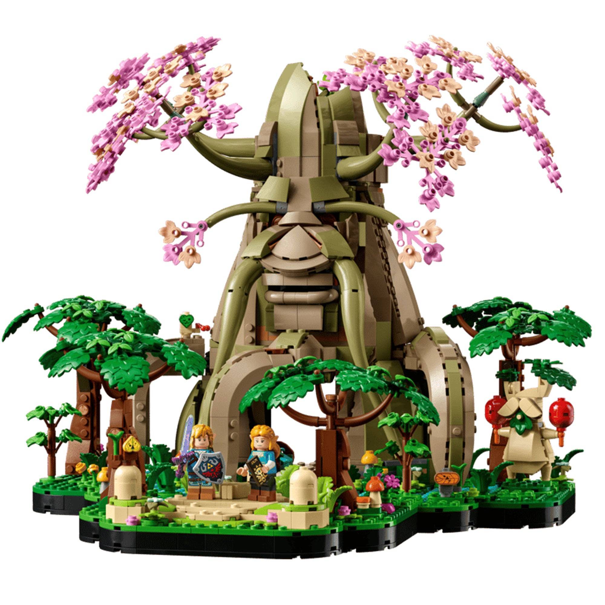 LEGO-ähnlicher Fantasy-Baumschrein mit einem großen zentralen Baum, rosa Blüten, kleinen Palmen und drei Minifiguren, die auf einer waldbewachsenen Basis stehen.