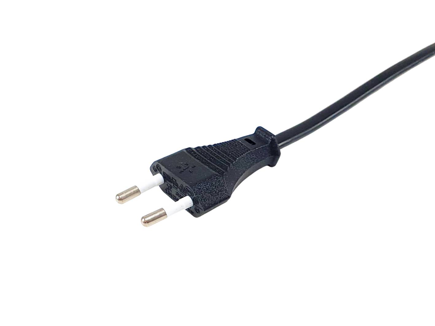 Schwarzer zweipoliger Stromstecker mit angeschlossenem Kabel auf weißem Hintergrund.