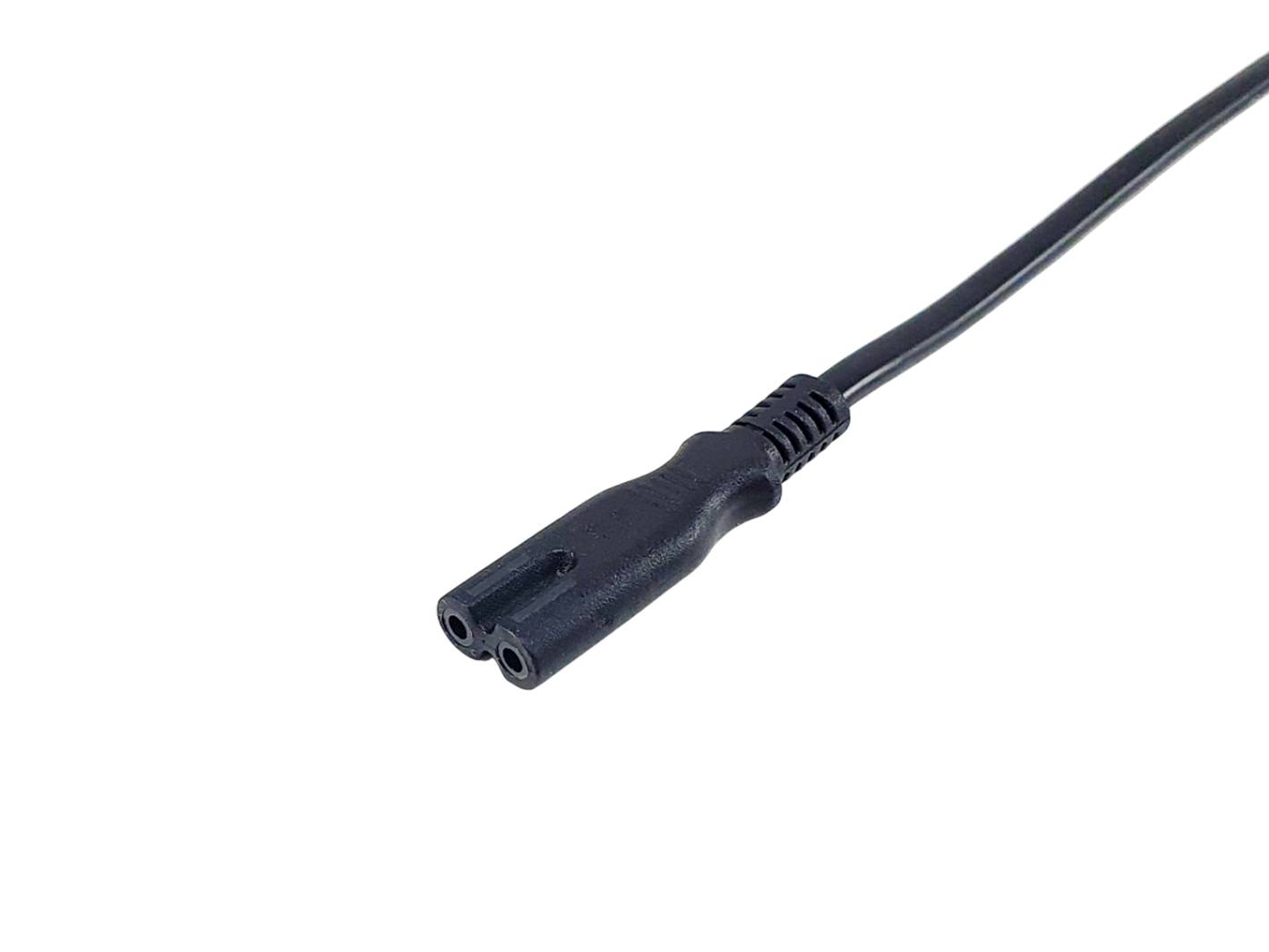 Schwarzes Stromkabel mit zwei Stiften und befestigtem Kabel auf weißem Hintergrund.