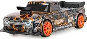 Ein schwarz-oranges ferngesteuertes Auto mit dekorativen Flammenmuster und großen roten Rädern, das ein sportliches Design zur Schau stellt.