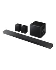 Schwarzes 3-teiliges Lautsprecherset: eine lange Soundbar, zwei kleine Hintergrundsprecher und ein Subwoofer auf weißem Hintergrund.