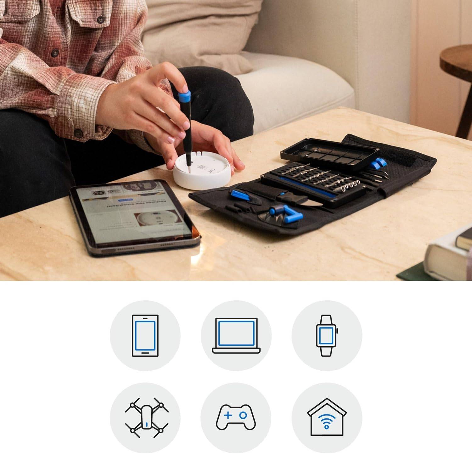 Person montiert ein elektronisches Gerät auf einem Tisch neben einem Tablet und einem Werkzeugsatz; unten zeigen Symbole intelligente Geräte, Gaming und Heimvernetzung.