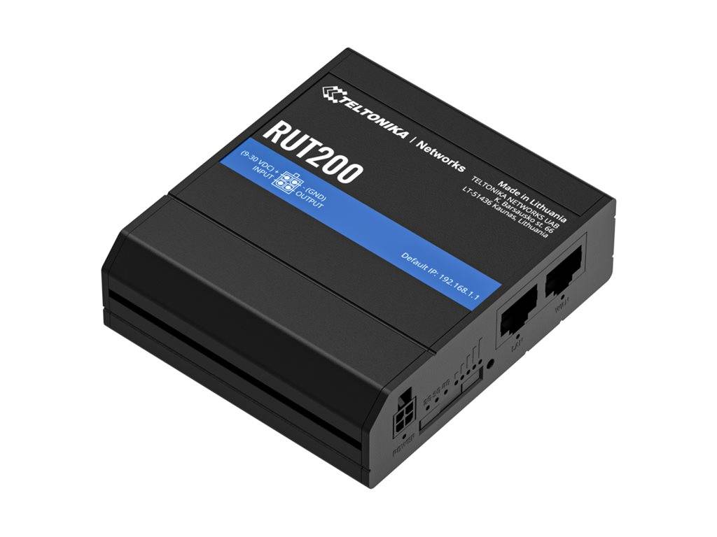 Schwarzer Teltonika RUT200 Industrie-Router in schräger Ansicht, mit beschrifteten vorderen Anschlüssen und blauem Produktband.