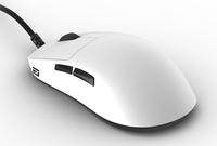 Eine elegante weiße Computermaus mit zwei Seitentasten, schräg auf weißem Hintergrund angewinkelt, die sein ergonomisches Design hervorhebt.