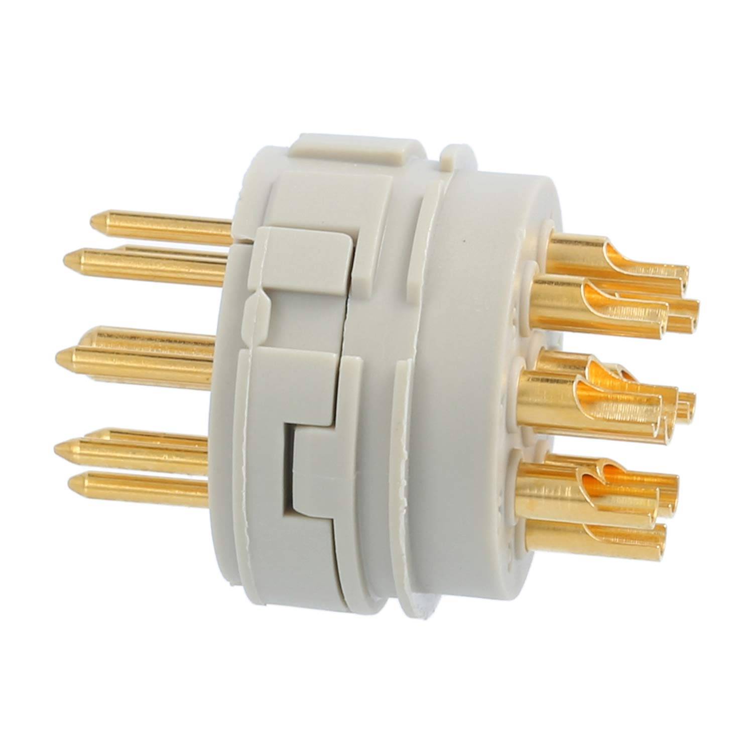 Ein weißer zylindrischer elektronischer Stecker mit mehreren goldfarbenen Stiften in kreisförmiger Anordnung, der für elektrische Verbindungen verwendet wird.