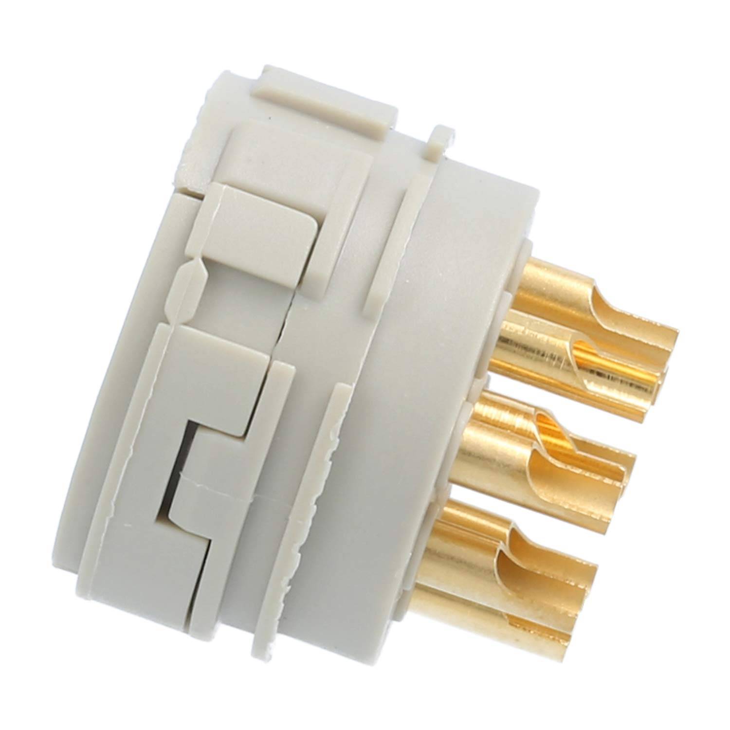 Ein weißer zylindrischer Elektrostecker mit drei Goldkontakten, die von einer Seite hervorstehen, wird für sichere elektrische Verbindungen verwendet.