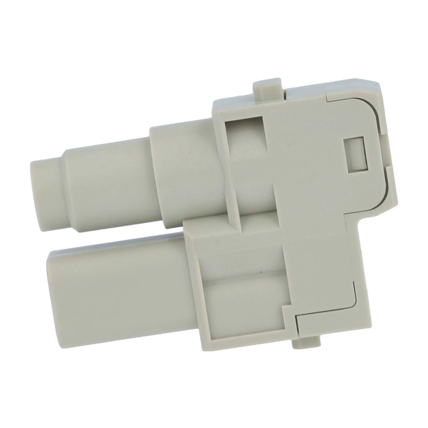 Weißer Kunststoff-Elektrostecker oder Stecker-Adapter auf einfachem Hintergrund, von der Seite betrachtet.
