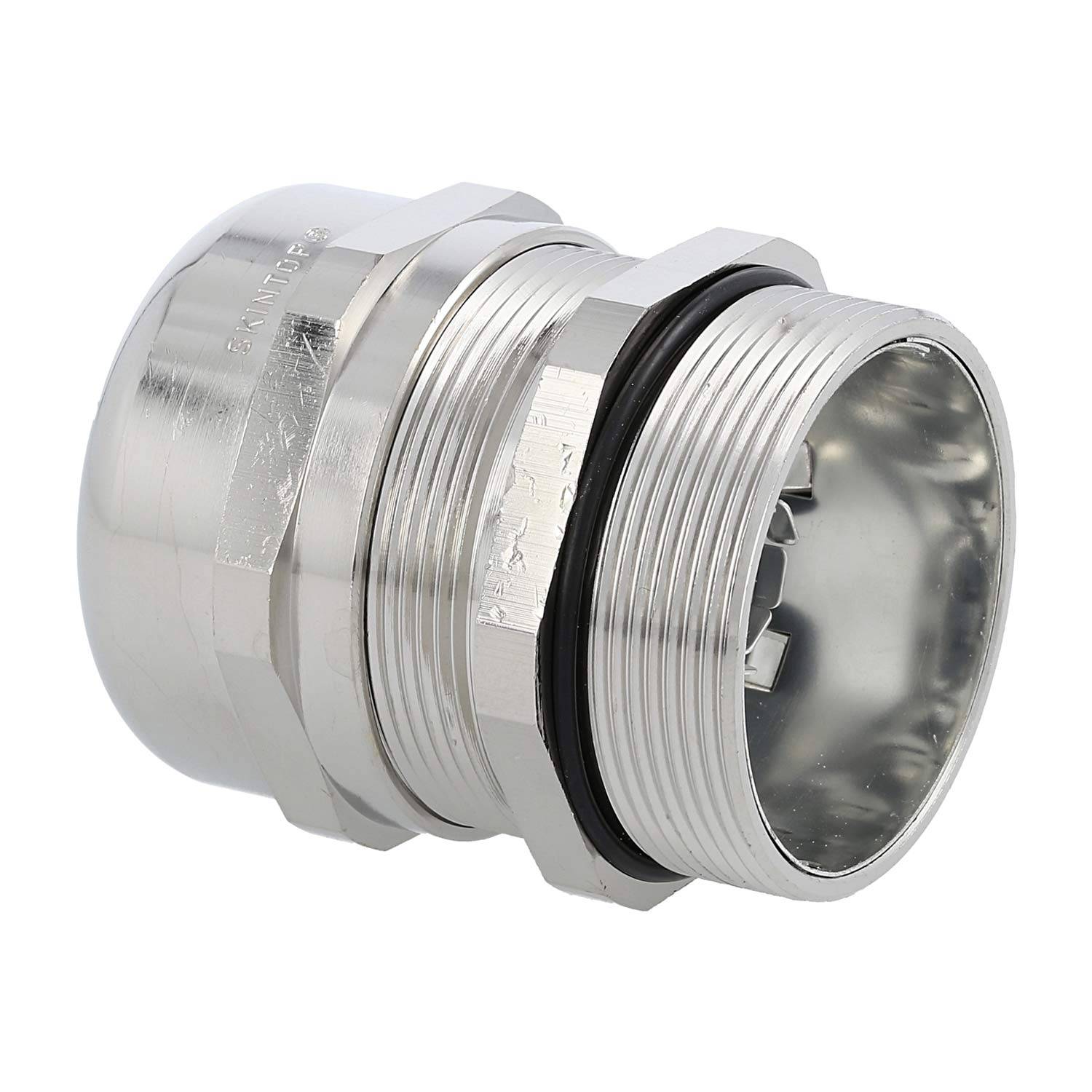 Nahaufnahme einer silbernen Metallkabeleinführung mit Gewinde an den Enden und einem schwarzen O-Ring, dargestellt auf weißem Hintergrund.