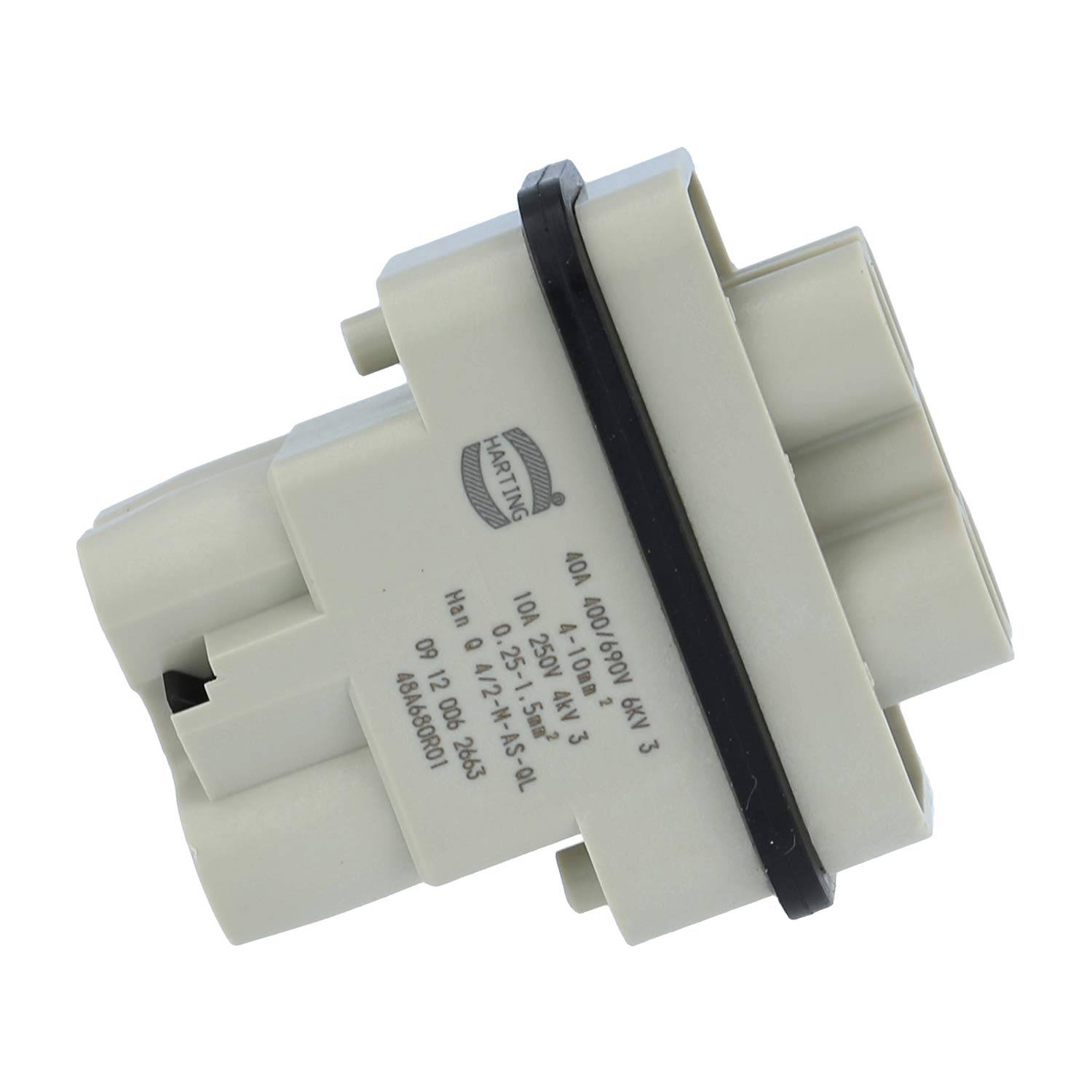 Weißer elektrischer Stecker oder Relaiskomponente mit gedruckten Spezifikationen und einem schwarzen Dichtungsring, gezeigt vor einem einfachen Hintergrund.