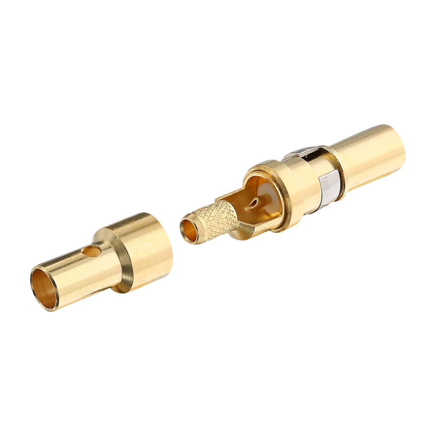 Zwei goldglänzende koaxiale Steckverbinder werden getrennt gezeigt, einer mit freiliegendem Mittelstift und der andere mit offener Stirnseite.
