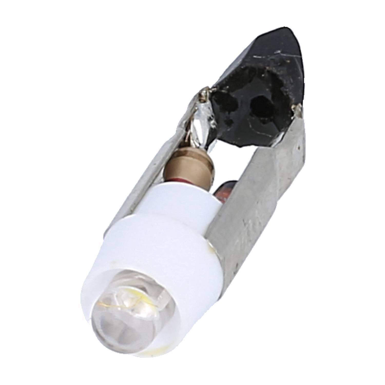 Kleine weiße LED-Glühbirne in einer Metallfassung mit freiliegender schwarzer Verkabelung und Komponenten auf einfachem weißem Hintergrund.