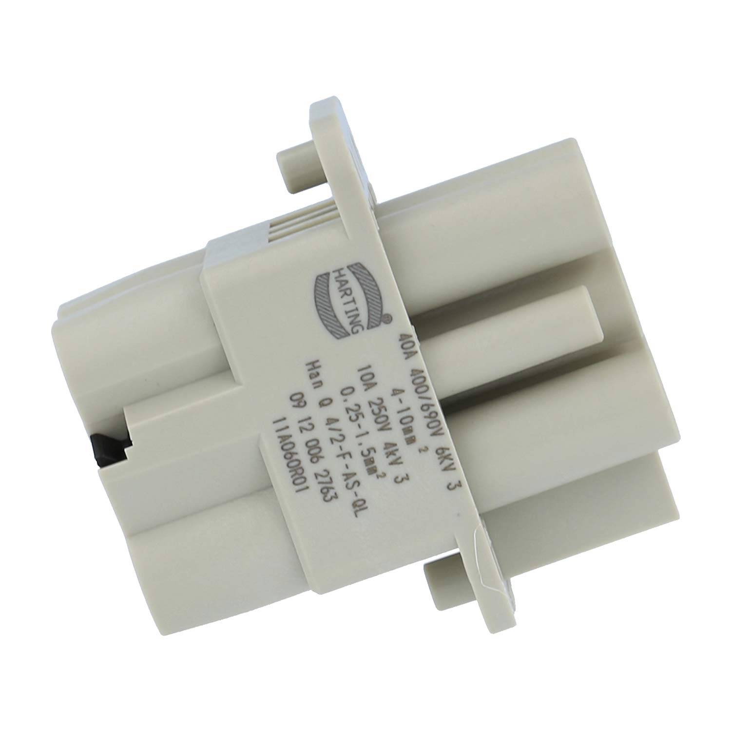 Weißer Elektrostecker mit gedruckten Spezifikationen auf einfachem Hintergrund.