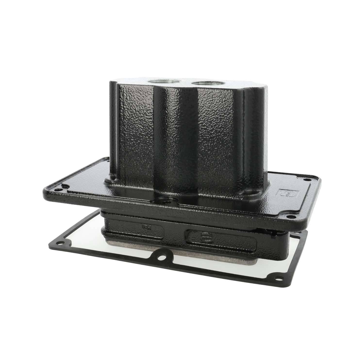 Schwarze rechteckige Elektro-Verteilerdose mit Montageflansch und Dichtung, dargestellt vor weißem Hintergrund.