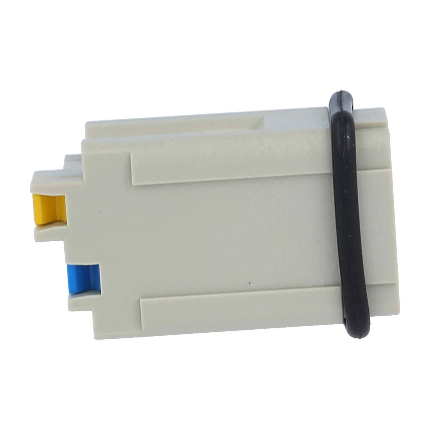 Weißer Elektrosteckerblock mit gelben und blauen Anschlüssen und einem schwarzen Haltebügel auf einfachem Hintergrund