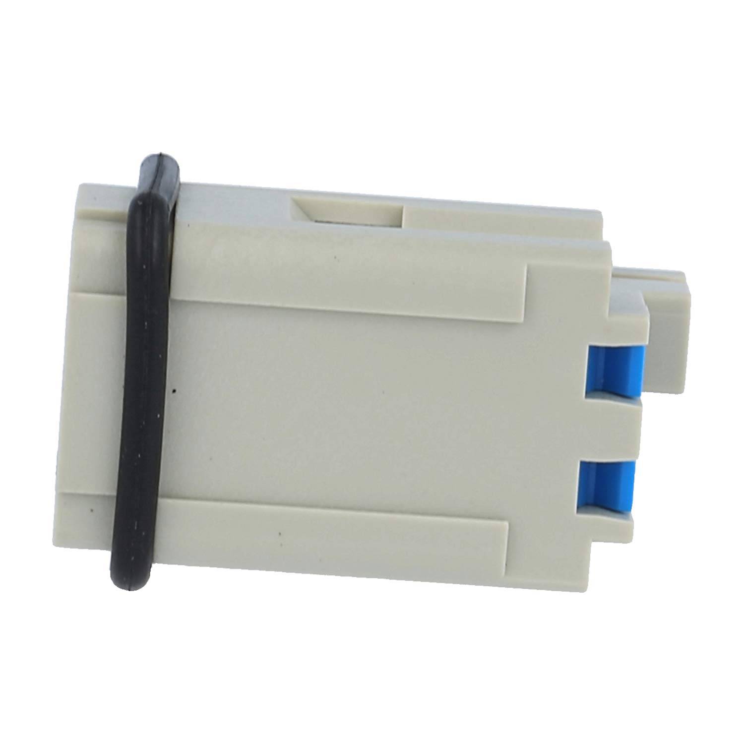 Weißer Kunststoff-Elektrostecker mit schwarzem Halteklipp und blauen Verriegelungsenden, gezeigt auf einfachem weißem Hintergrund.