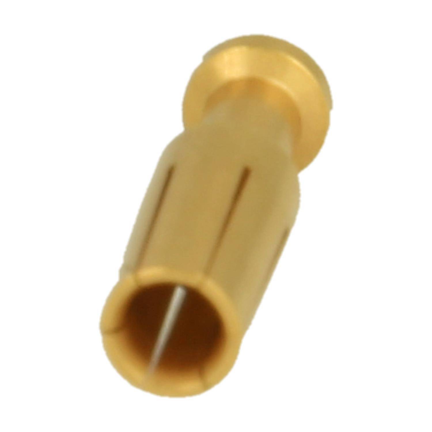 Nahaufnahme eines kleinen goldenen zylindrischen Metallsteckers oder Stifts mit offenes Hohlende auf weißem Hintergrund.