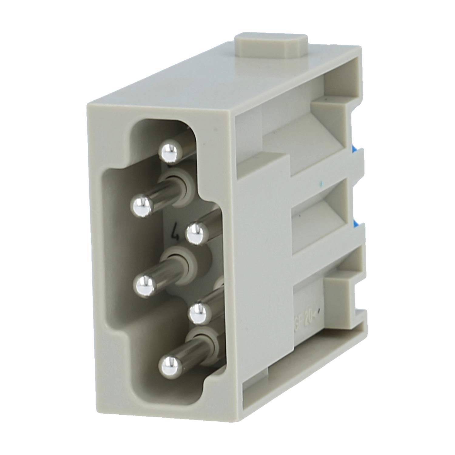 Nahaufnahme eines grauen elektrischen Steckerblocks mit sechs Metallstiftklemmen auf weißem Hintergrund.
