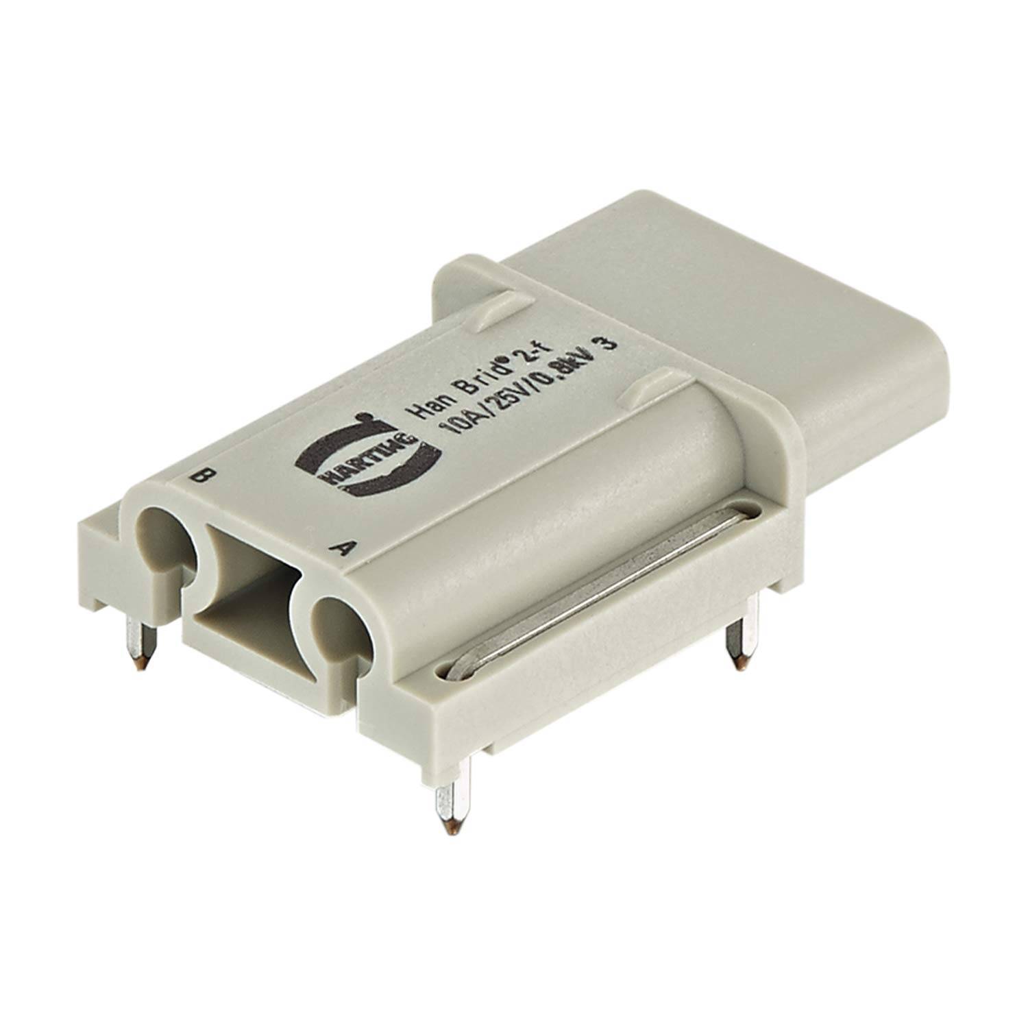 Weißer Kunststoff-Elektrostecker-Adapter mit vier Metallstiften, beschriftet mit A und B, auf weißem Hintergrund abgebildet.