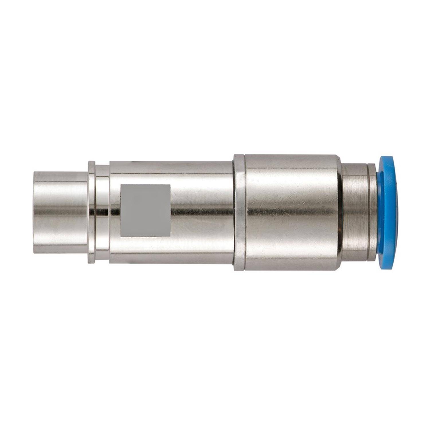 Metallischer zylindrischer Industriestecker mit einer blauen Endkappe auf weißem Hintergrund.